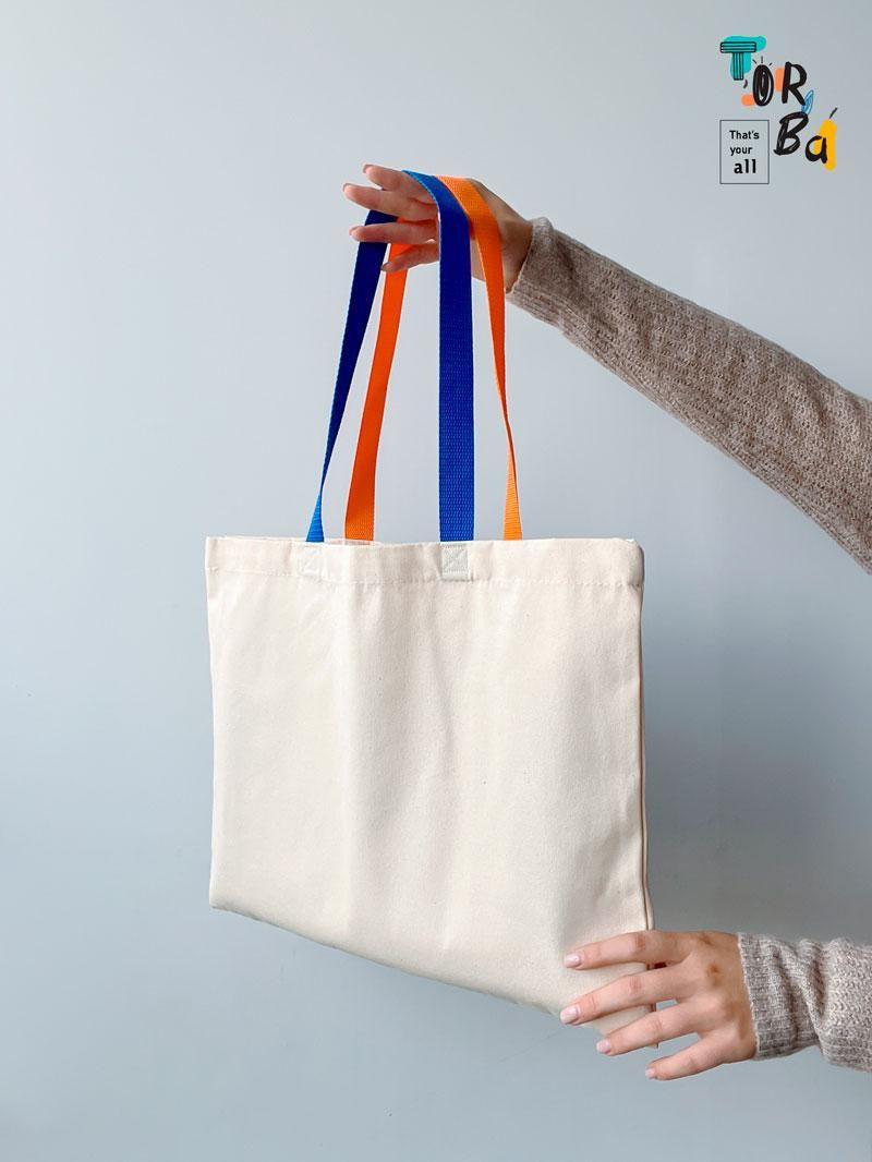 Плотная горизонтальная котоновая сумка с разноцветными удлиненными ручками без печати Размер: 45cм х 35см