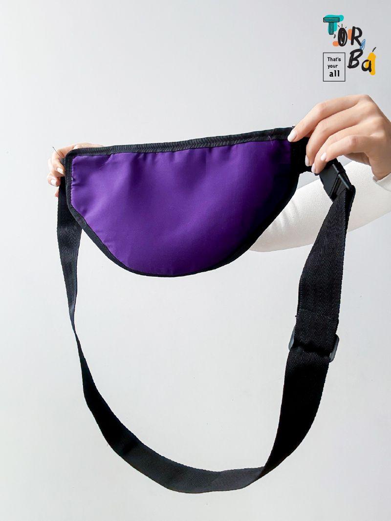 Зручна фіолетова бананка з кишенькою на застібці-блискавці, з чорним ременем з регулюванням довжини, без друку, розмір: 30см х 15см