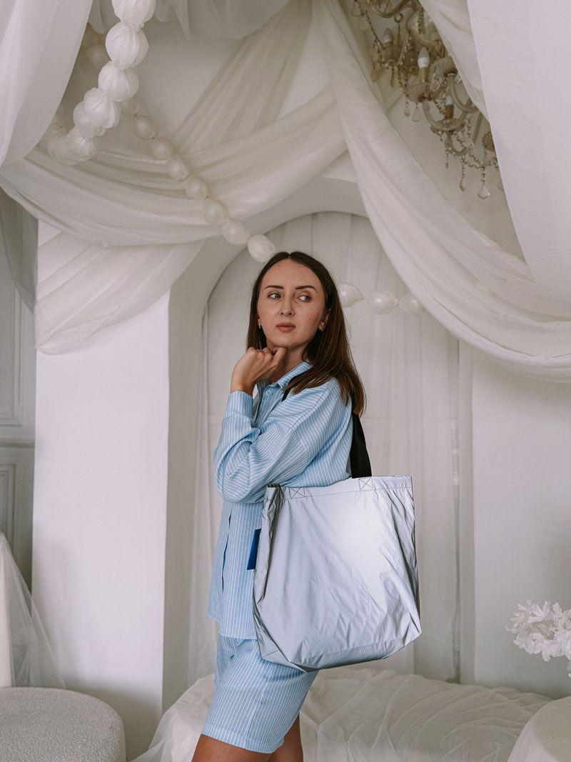 Шопер зі світловідбивної плащівки з чорними ручками — стильна рефлективна сумка для покупок та щоденного використання без друку розмір: 47см х 35см х 12см