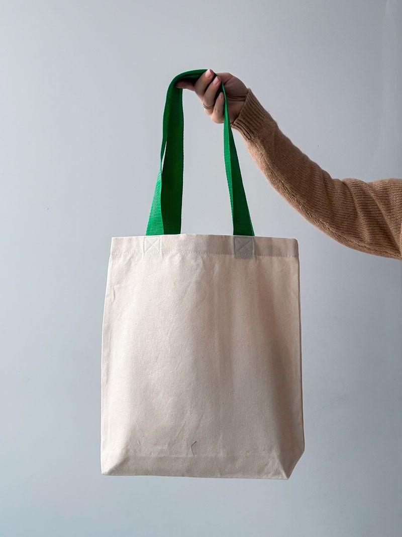 Еко-сумка з кишенею та зеленими ручками - багаторазовий шопер з натуральної тканини для покупок і щоденного використання, без друку, розмір: 35см х 38см х 7см