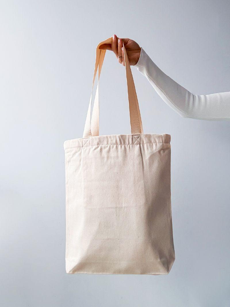 Зручна повсякденна сумка-шопер з натуральної тканини світло-бежевого кольору, без друку, розмір: 32см х 39см х 7см