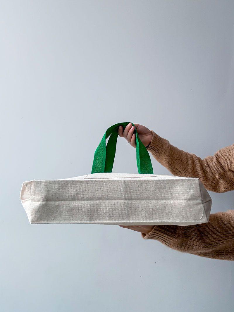 Еко-сумка з кишенею та зеленими ручками - багаторазовий шопер з натуральної тканини для покупок і щоденного використання, без друку, розмір: 35см х 38см х 7см