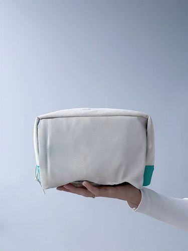 Плотная вместительная косметичка на молнии с цветными акцентными вставками, без печати, размер: 23см х 15см х 12см