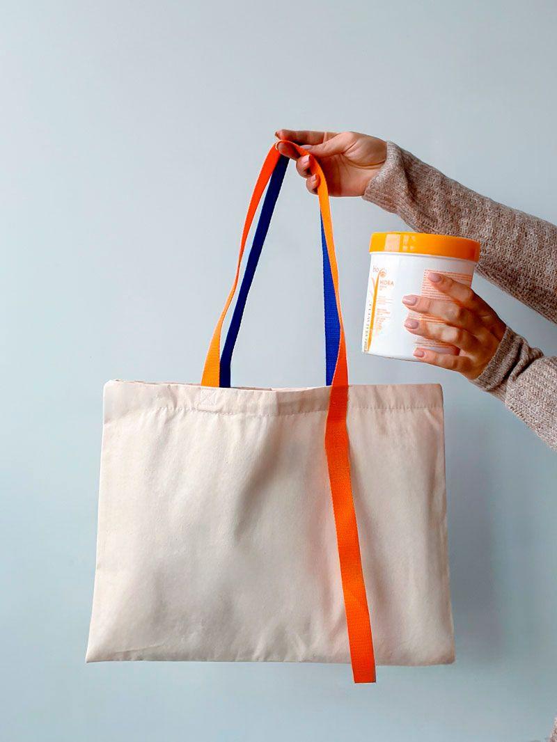 Плотная горизонтальная котоновая сумка с разноцветными удлиненными ручками без печати Размер: 45cм х 35см