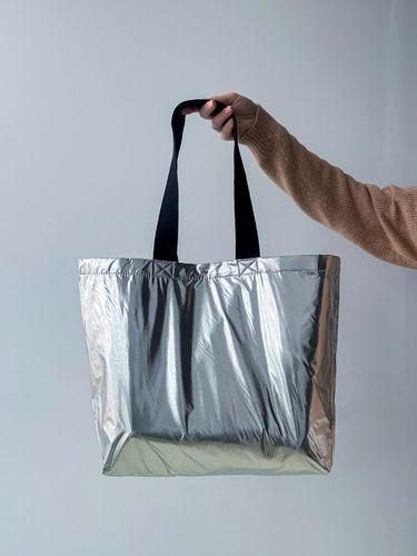 Срібляста еко-сумка з блискучого матеріалу - стильний шопер з чорними ручками для покупок і міських образів, без друку, розмір: 50cм х 35см х 15см