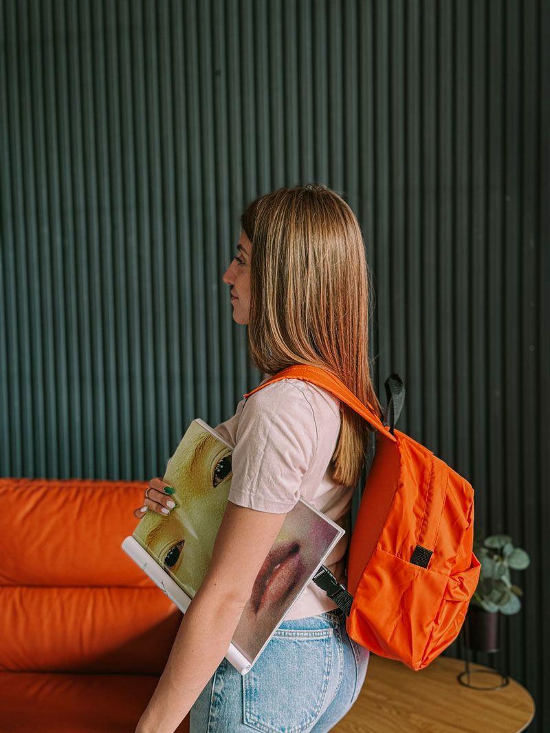 Помаранчевий рюкзак із водовідштовхувальної плащівки із зовнішньою та внутрішньою кишенею - компактний міський рюкзак для щоденного використання без друку розмір: 25см х 30см х 15см
