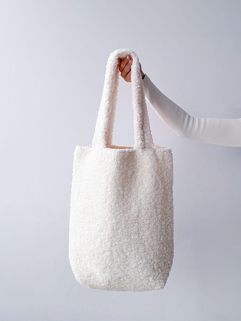 Белый пушистый, мягкий шопер из баранца, без печати, размер: 38см х 42см х 12см