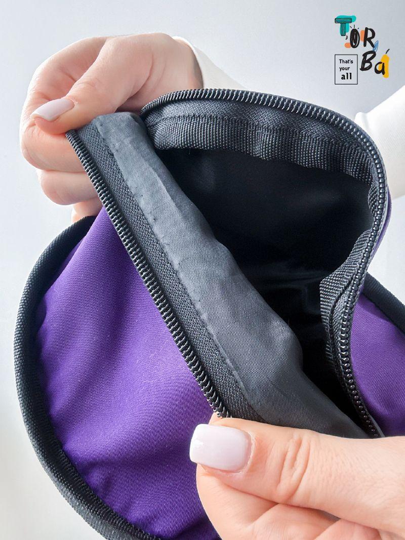 Зручна фіолетова бананка з кишенькою на застібці-блискавці, з чорним ременем з регулюванням довжини, без друку, розмір: 30см х 15см