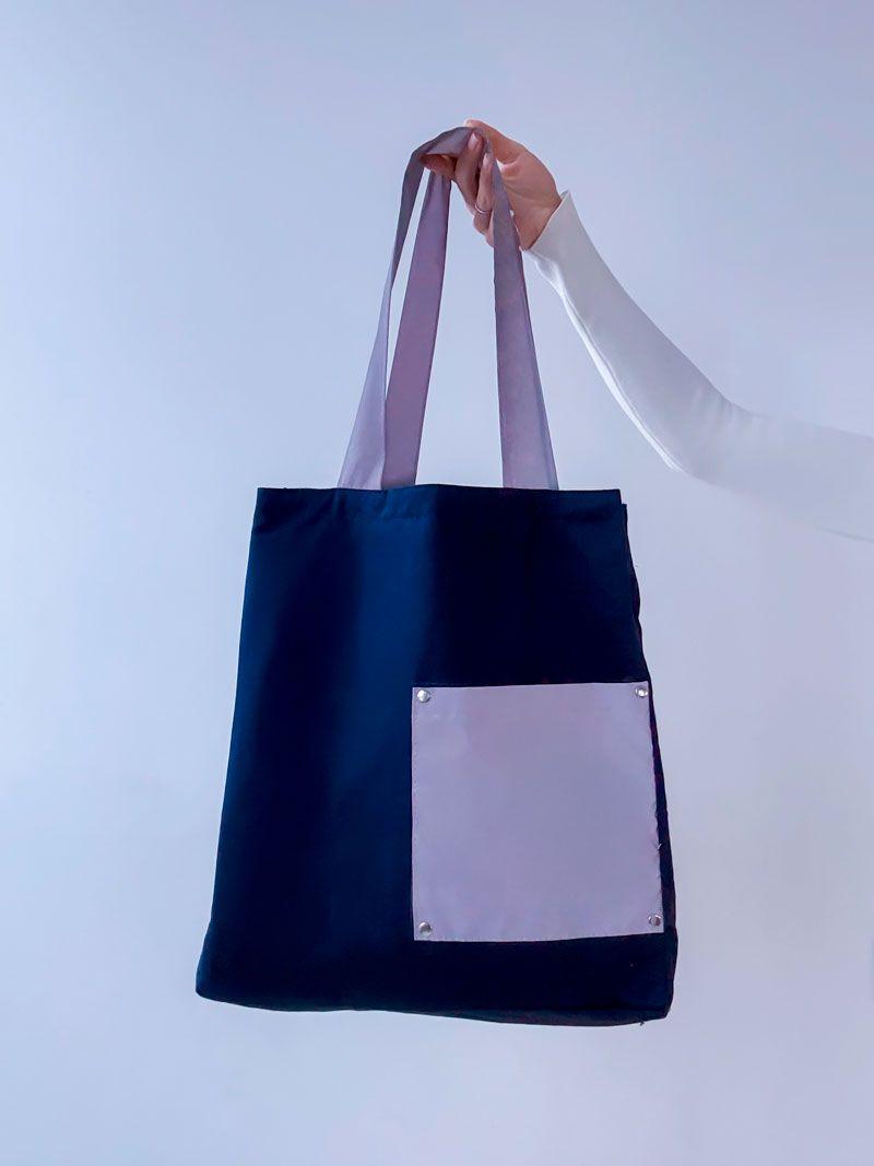 Темног-синяя сумка из саржи с серыми ручками и карманом, с возможностью нанесения собственного принта, прочная и удобная для ежедневного использования, размер 35см × 40см × 18см