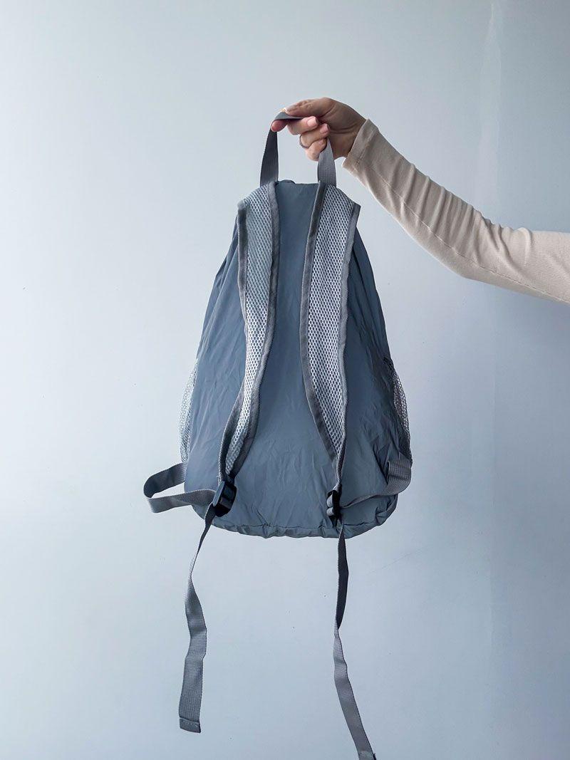 Рюкзак із світловідбивної плащівки, об’єм 30 літрів. Оснащений зовнішньою сітчастою кишенею та регульованими лямками без друку