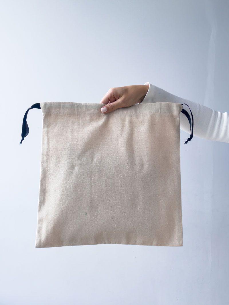 Бежевий мішечок з двунитки з чорною стрічкою-зав’язкою – багаторазовий мішок для зберігання та пакування подарунків без друку розмір: 35см х 35см