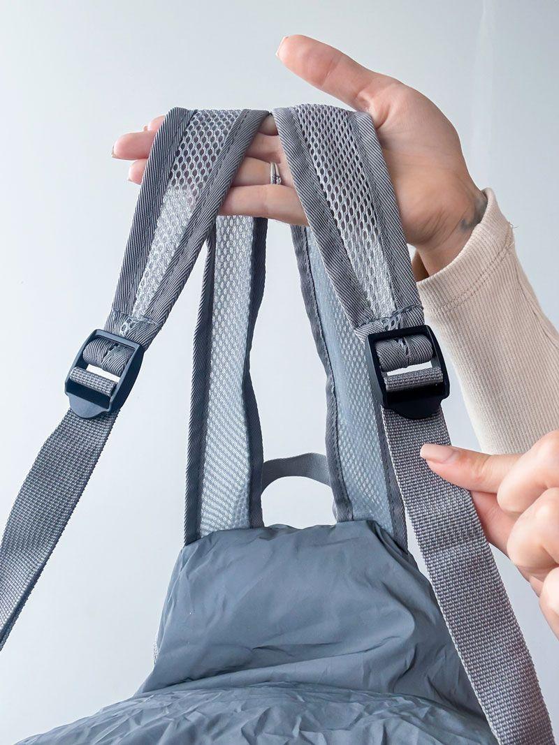 Рюкзак із світловідбивної плащівки, об’єм 30 літрів. Оснащений зовнішньою сітчастою кишенею та регульованими лямками без друку