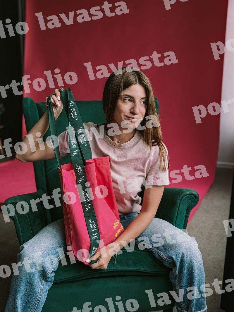 Яскрава рожева шопер-сумка з саржі з темно-зеленими ручками - стильна та міцна екосумка для покупок і щоденного використання  без друку, розмір: 41см х 41см х 11см