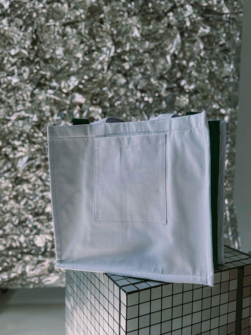 Білий шопер із бавовни з внутрішніми зеленими кишенями — стильна екосумка для покупок та щоденного використання без друку розмір: 38см х 35см х 15см