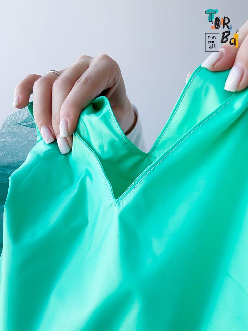 Зеленая сумка из плащевки с прозрачными воланами – легкая и яркая, без печати, размер: 35см х 35см