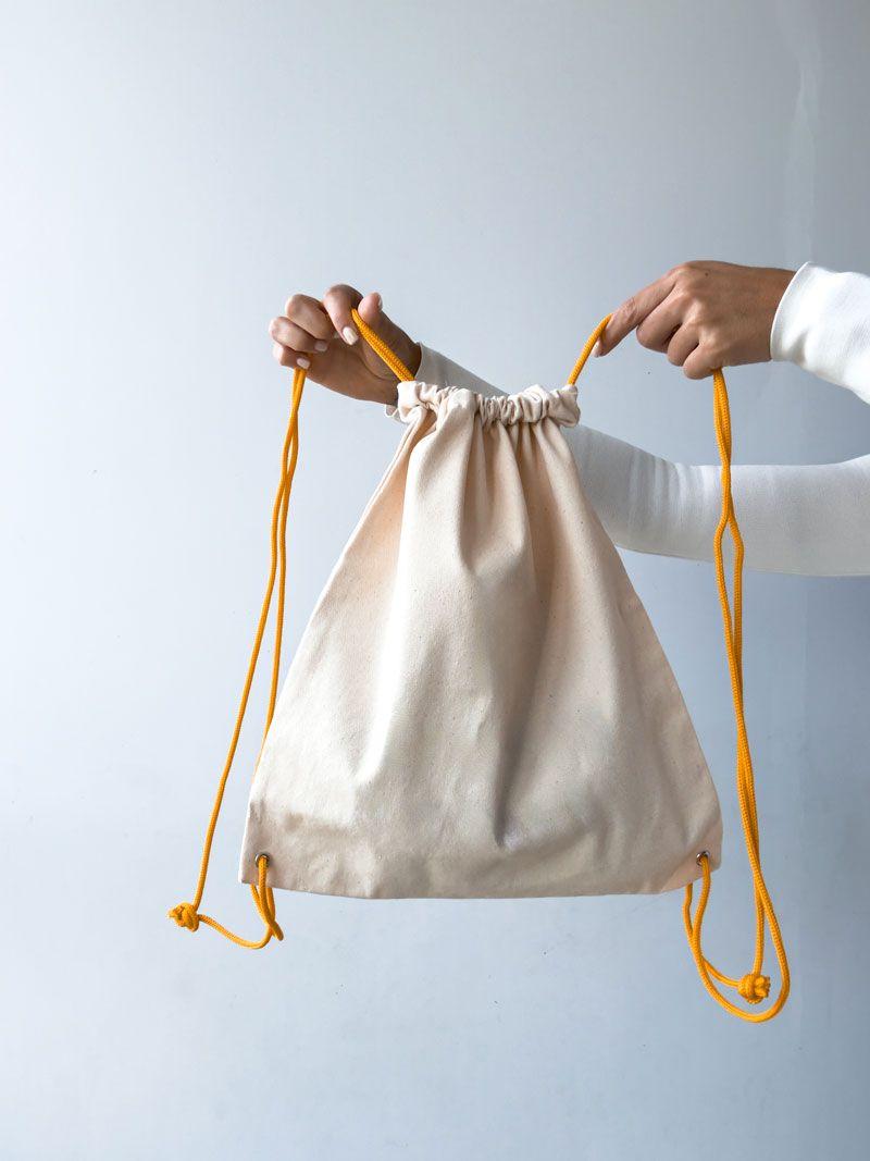 Бежевий рюкзак-мішок із саржі з помаранчевими шнурками – багаторазовий тканинний рюкзак для спорту та повсякденного використання  без друку розмір: 35см х 40см