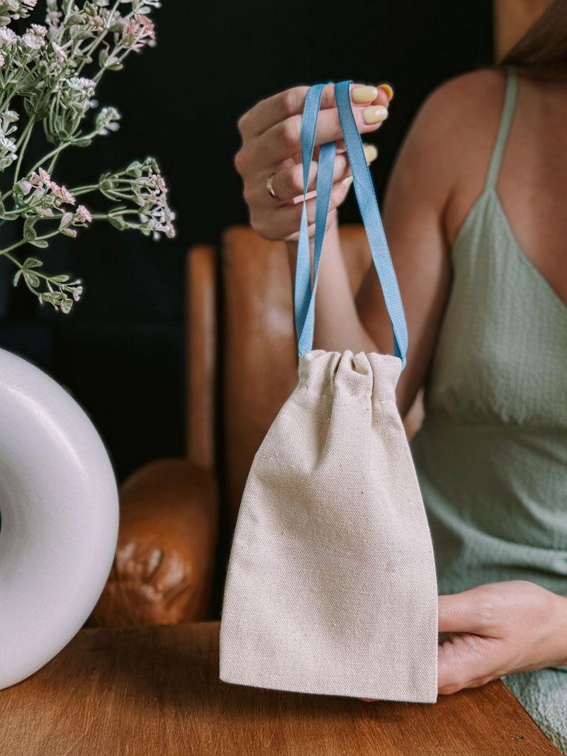 Мішечок із двонитки з синьою репсовою стрічкою-зав’язкою – міцний тканинний пакет для аксесуарів та подарунків без друку розмір: 12см х 20см