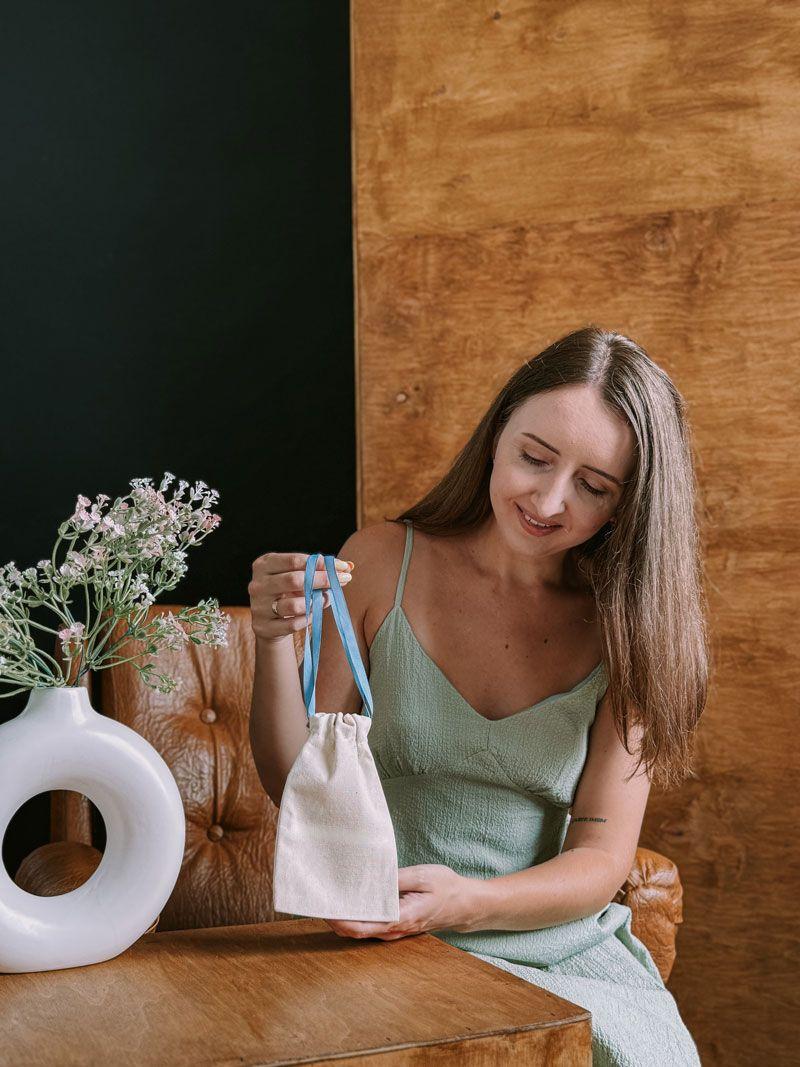 Мішечок із двонитки з синьою репсовою стрічкою-зав’язкою – міцний тканинний пакет для аксесуарів та подарунків без друку розмір: 12см х 20см