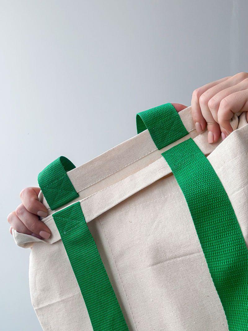 Еко-сумка з кишенею та зеленими ручками - багаторазовий шопер з натуральної тканини для покупок і щоденного використання, без друку, розмір: 35см х 38см х 7см