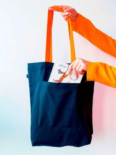 Шопер из черной саржи с карманной кнопкой и цветными ручками без печати Размер: 40см х 40см х 10см