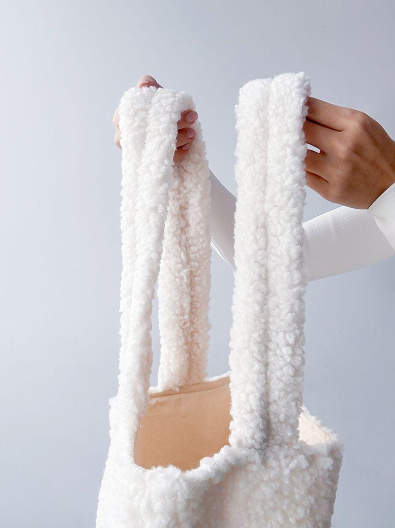 Белый пушистый, мягкий шопер из баранца, без печати, размер: 38см х 42см х 12см