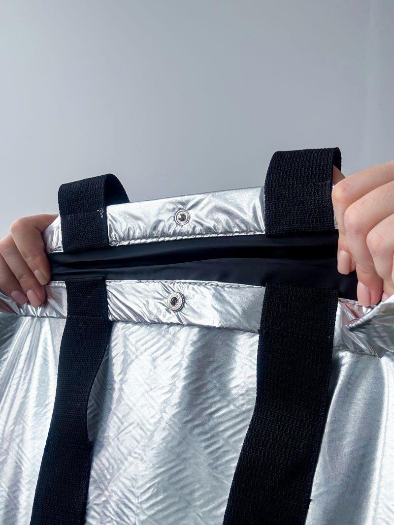 Срібляста еко-сумка з блискучого матеріалу - стильний шопер з чорними ручками для покупок і міських образів, без друку, розмір: 50cм х 35см х 15см