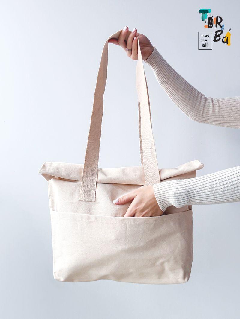 Простора модель сумки із міцними ручками та можливістю згортання у верхній частині для зручності, без друку, розмір: 42см х 55см х 7см