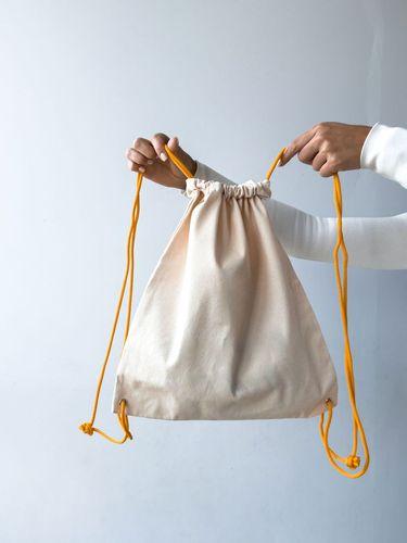 Бежевий рюкзак-мішок із саржі з помаранчевими шнурками – багаторазовий тканинний рюкзак для спорту та повсякденного використання  без друку розмір: 35см х 40см