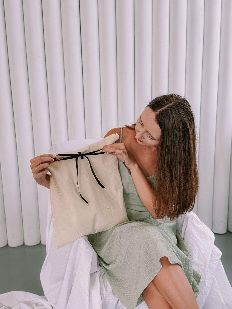 Бежевий мішечок із бязі з чорною стрічкою-зав’язкою – багаторазовий пакет для зберігання та пакування подарунків без друку розмір: 40см х 45см