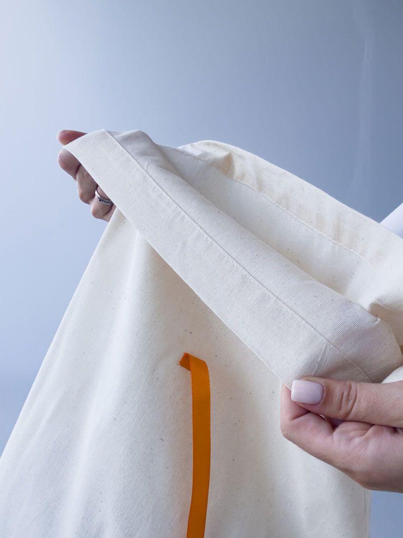 Бежевий бавовняний мішечок з помаранчевою стрічкою-зав’язкою – багаторазовий мішок для зберігання та пакування подарунків без друку розмір: 37см х 55/40см