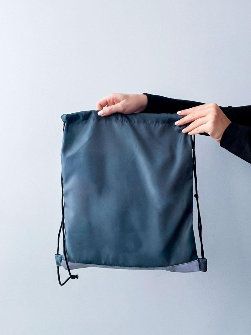 Рюкзачок из нейлона серый со светоотражающей лентой без печати Размер: 35cм х 40см