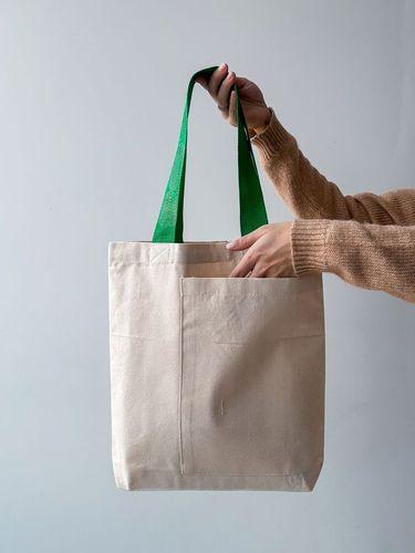 Еко-сумка з кишенею та зеленими ручками - багаторазовий шопер з натуральної тканини для покупок і щоденного використання, без друку, розмір: 35см х 38см х 7см