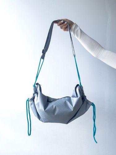 Світло-сіра сумка-кросбоді з плащівки із затяжками та блискавкою - легка водовідштовхувальна сумка на плече без друку, розмір: 50см х 25см