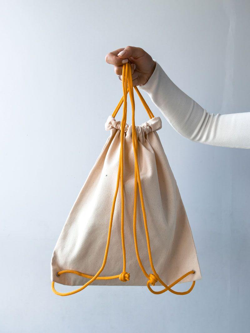 Бежевий рюкзак-мішок із саржі з помаранчевими шнурками – багаторазовий тканинний рюкзак для спорту та повсякденного використання  без друку розмір: 35см х 40см