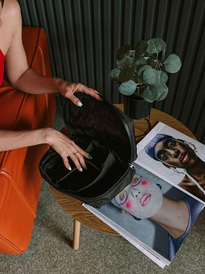 Чорний органайзер-сумка з плащівки на блискавці з відділеннями - компактна косметичка або дорожній кейс для аксесуарів без друку розмір: 24см х 18см х 10см