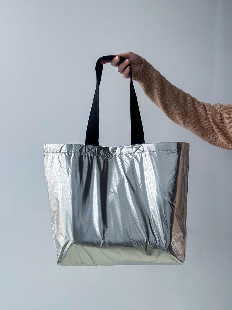 Срібляста еко-сумка з блискучого матеріалу - стильний шопер з чорними ручками для покупок і міських образів, без друку, розмір: 50cм х 35см х 15см