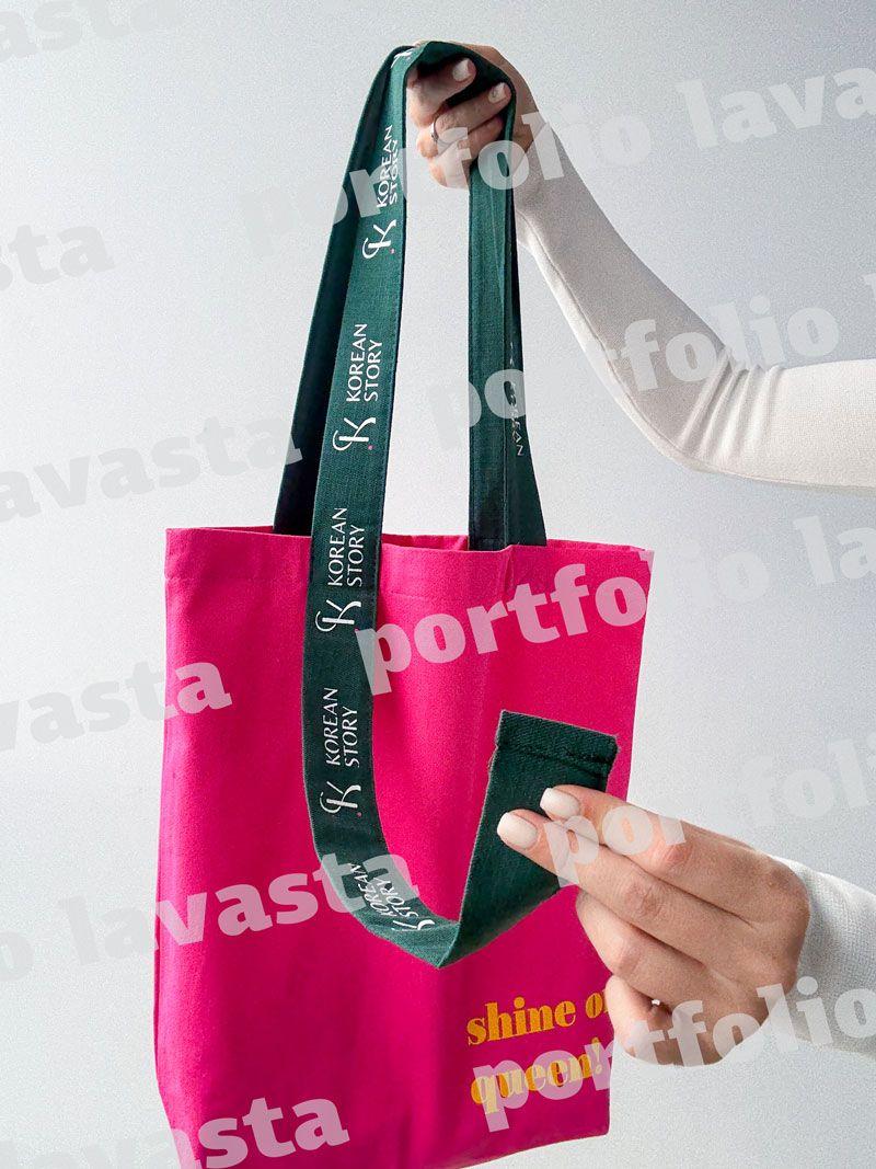 Яскрава рожева шопер-сумка з саржі з темно-зеленими ручками - стильна та міцна екосумка для покупок і щоденного використання  без друку, розмір: 41см х 41см х 11см