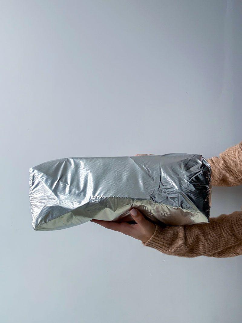 Срібляста еко-сумка з блискучого матеріалу - стильний шопер з чорними ручками для покупок і міських образів, без друку, розмір: 50cм х 35см х 15см