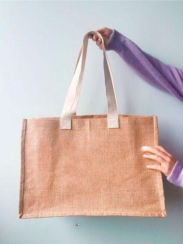 Огромная сумка из ламинированного джута без печати Размер: 55см х 40см х 20см