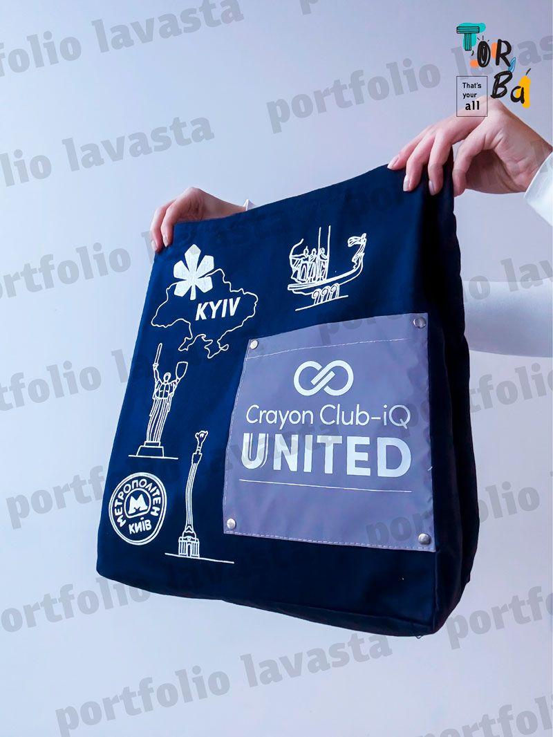 Темног-синяя сумка из саржи с серыми ручками и карманом, с возможностью нанесения собственного принта, прочная и удобная для ежедневного использования, размер 35см × 40см × 18см