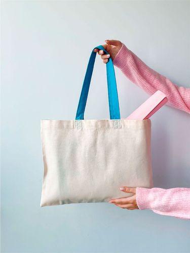 Горизонтальная сумка с синими ручками средней плотности без печати Размер: 45cм х 35см