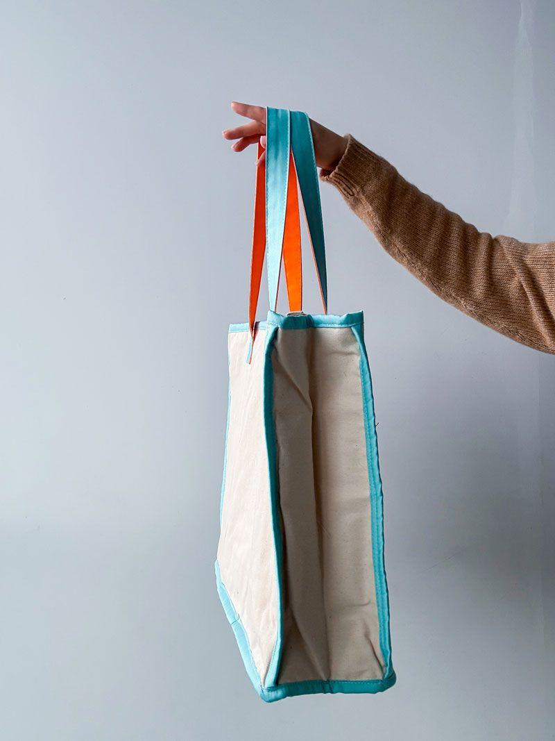Еко-сумка з саржі з бірюзовою окантовкою та яскравими ручками - стильний шопер для покупок і подорожей, без друку, розмір: 40см х 35см х 15см