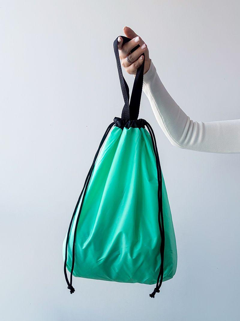 Зеленая сумка для плаща, с пуховками с контрастной черной ручкой, без печати, размер: 35см х 38см