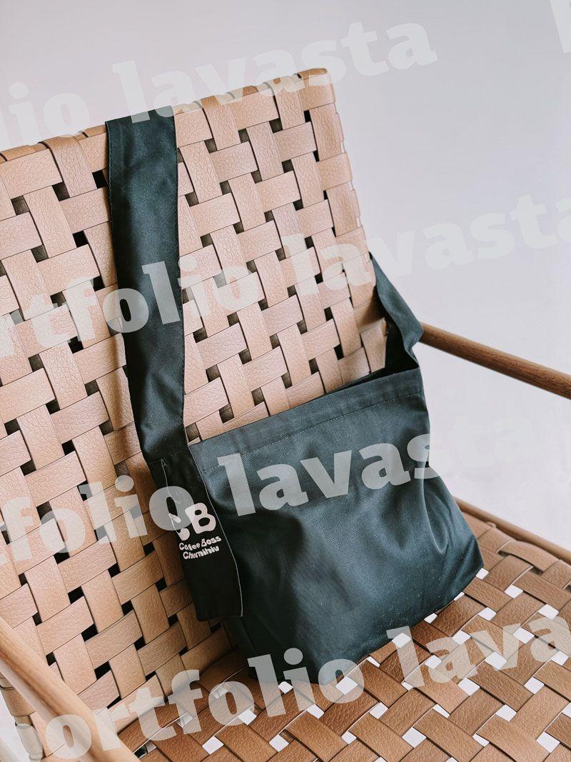 Чорна сумка через плече з саржі - мінімалістична кросбоді екосумка на широкому ремінці без друку, розмір: 36см х 25см х 12см