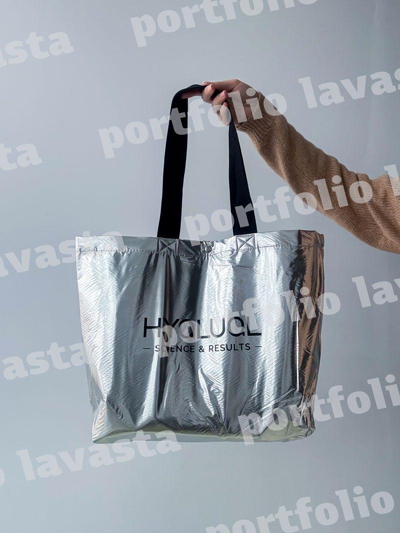 Срібляста еко-сумка з блискучого матеріалу - стильний шопер з чорними ручками для покупок і міських образів, без друку, розмір: 50cм х 35см х 15см