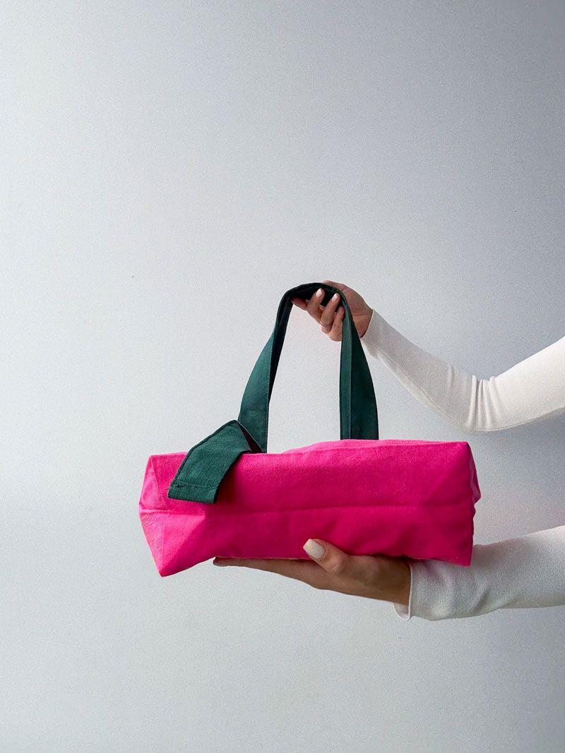 Яскрава рожева шопер-сумка з саржі з темно-зеленими ручками - стильна та міцна екосумка для покупок і щоденного використання  без друку, розмір: 41см х 41см х 11см