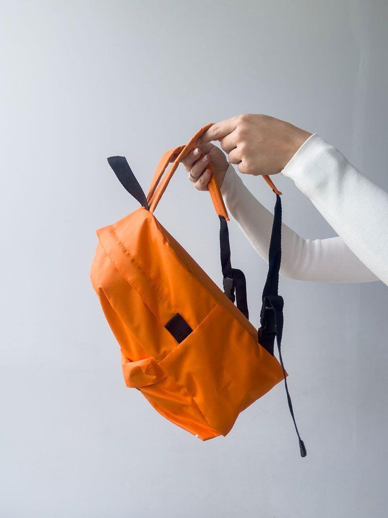 Помаранчевий рюкзак із водовідштовхувальної плащівки із зовнішньою та внутрішньою кишенею - компактний міський рюкзак для щоденного використання без друку розмір: 25см х 30см х 15см