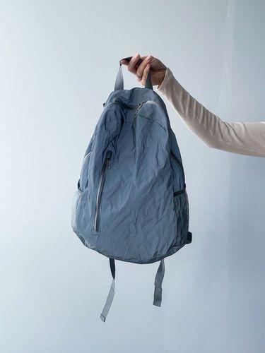 Рюкзак із світловідбивної плащівки, об’єм 30 літрів. Оснащений зовнішньою сітчастою кишенею та регульованими лямками без друку