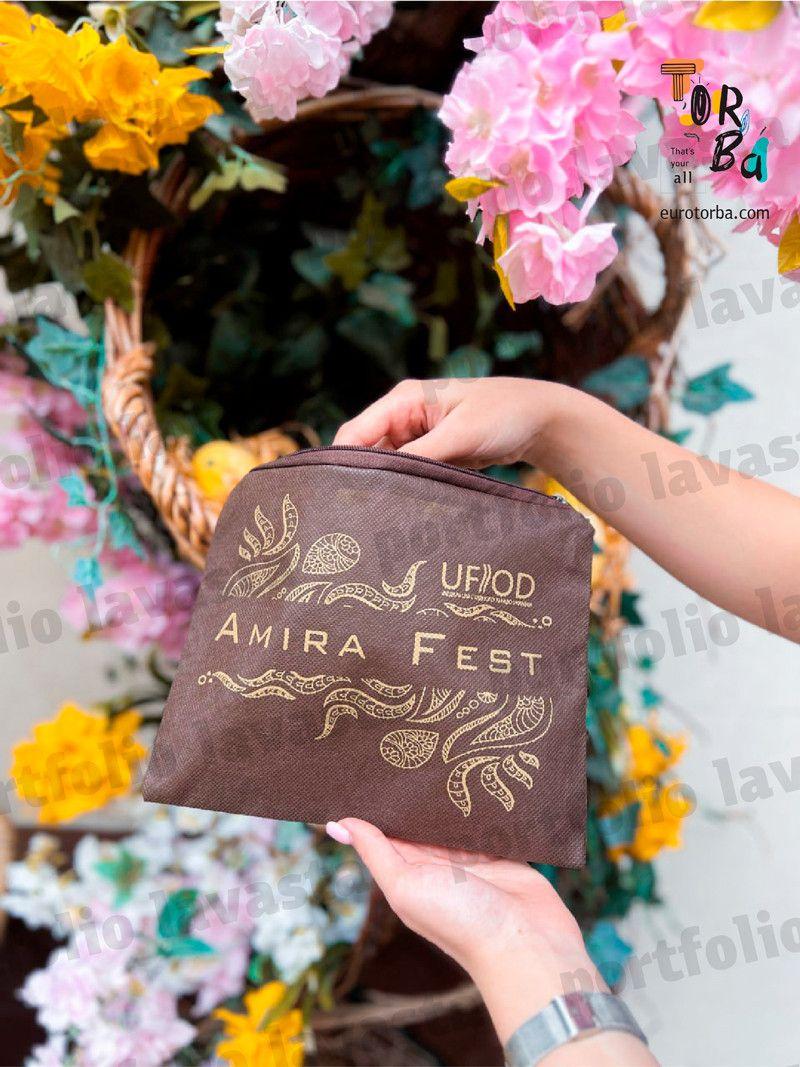 Косметичка из спанбонда на молнии без печати Размер: 15см х 11см