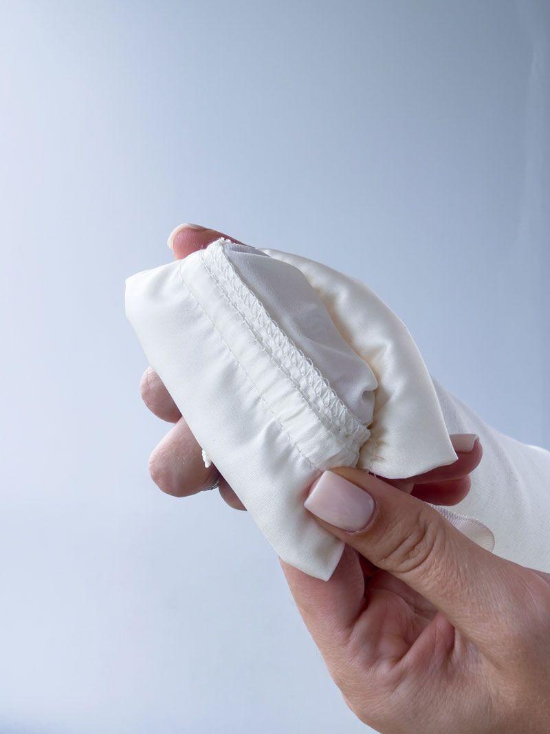 Білий шовковий мішечок з репсовою стрічкою-зав’язкою – елегантна упаковка для подарунків та прикрас без друку розмір: 10см х 10см